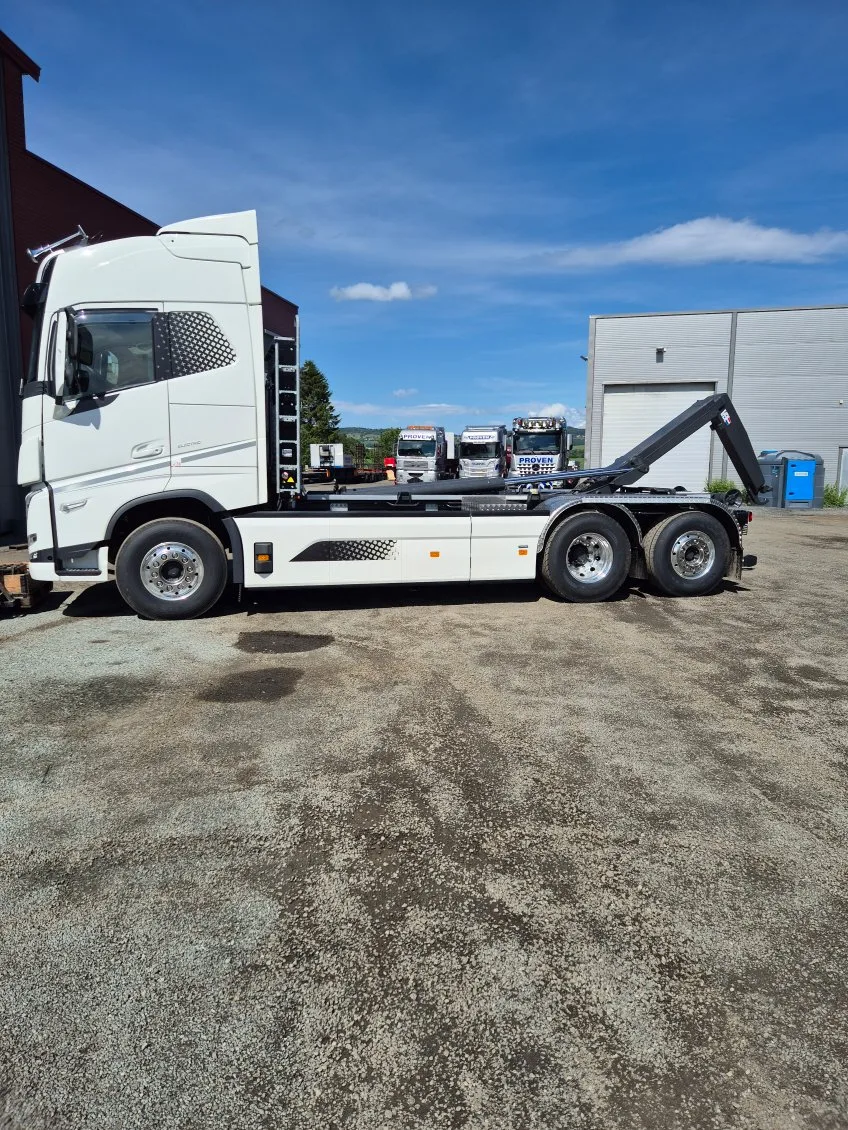 Hvit Volvo FH Electric med krokløft