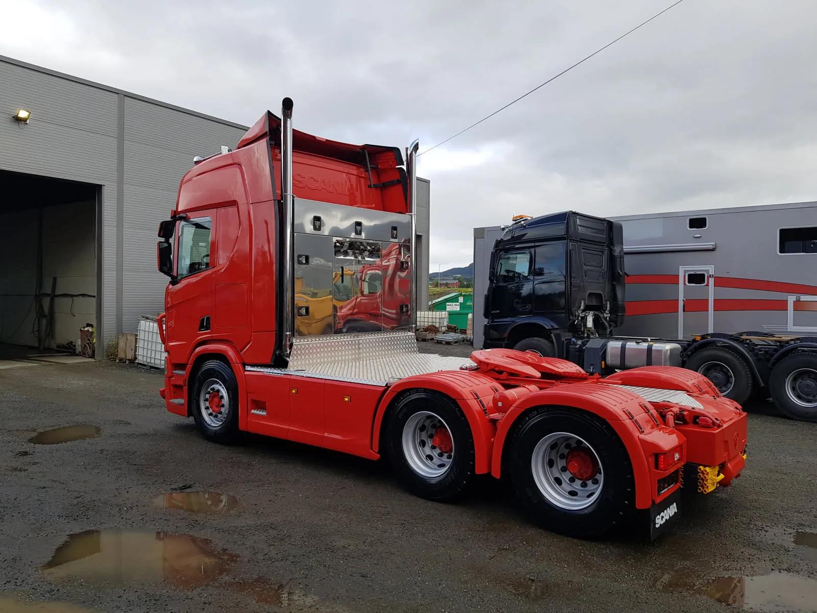 Rød Scania V8