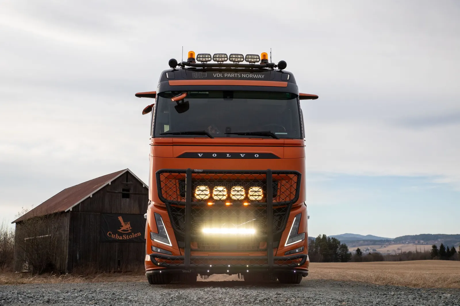 Oransje Volvo FH med VDL-krokløft